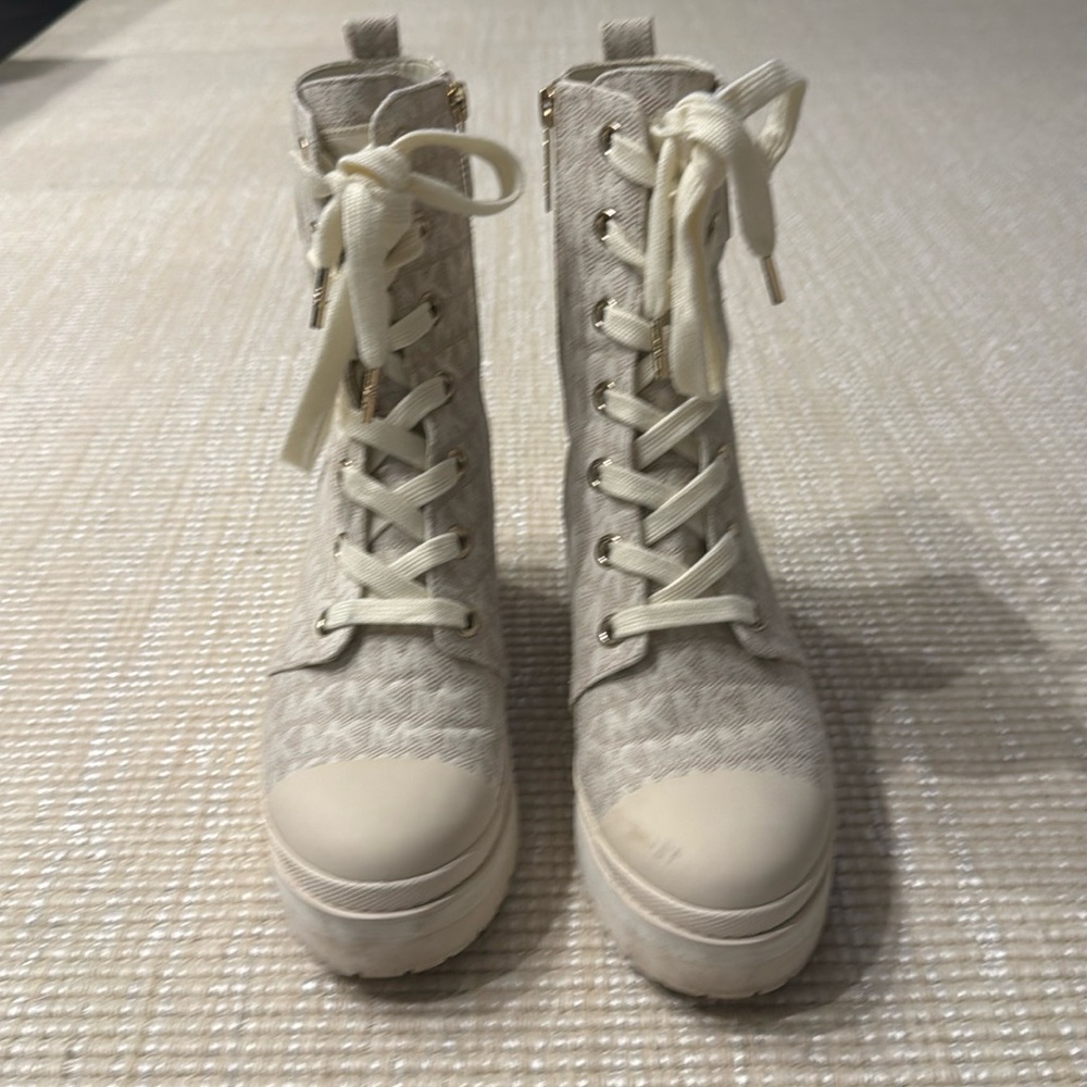 Michael Kors Corey Bootie Natural/Light Cream
Used few times only